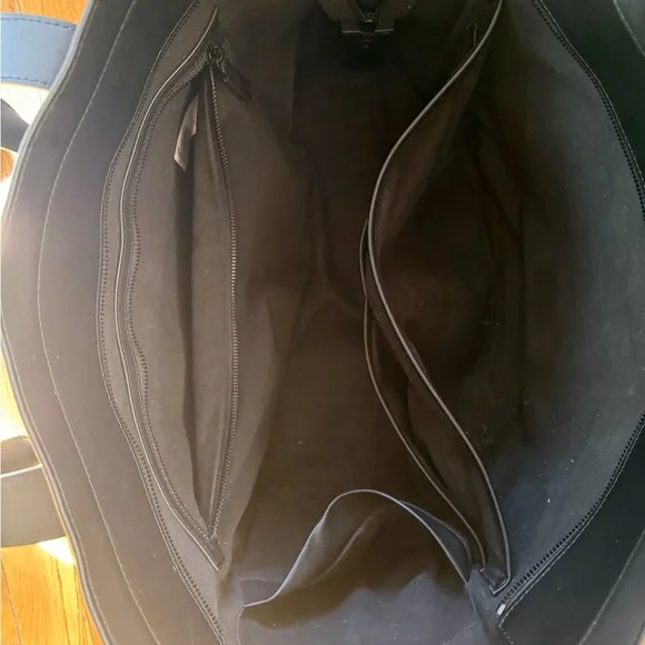 Sleek Black Leather Tote Bag - Picture 4 of 5